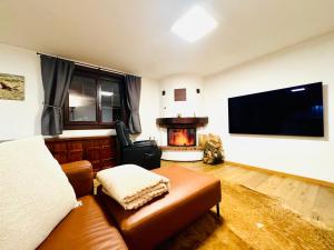 a living room with a couch and a fire place at Résidence La Rose du Le Ours, 2 Zimmer Idyll am See in LʼAbbaye