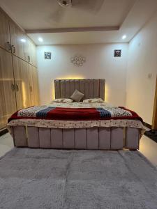 ein Schlafzimmer mit einem großen Bett in einem Zimmer in der Unterkunft Syed Apartment 302 in Islamabad