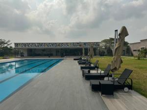 La alberca dentro o cerca de Luxury 2-Bedroom Apartment with Pool & Garden View, Lekki Lakowe Lakes Estate
