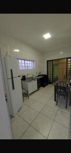 Kuchyň nebo kuchyňský kout v ubytování Casa térrea no centro ideal pra família e trabalho