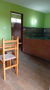 een kamer met een houten tafel en een houten stoel bij LAPOSTa555 in Piriápolis +7 foto's