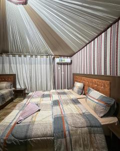 Ένα ή περισσότερα κρεβάτια σε δωμάτιο στο wadi rum camp anas