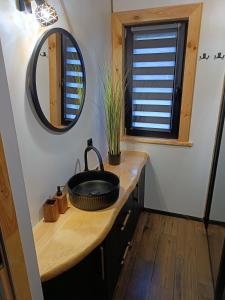 Łowisko Źródła Chatka Zimorodka : حمام مزود بحوض ومِرآة