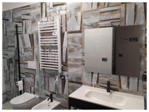 La Quintessenza في مونوبولي: حمام مع حوض ومرحاض ومرآة +24 صورة