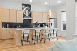 Una cocina o kitchenette en Rainey St Retreat - Cowboy Pool & Urban Chic