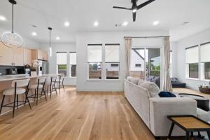 Una cocina o kitchenette en Rainey St Retreat - Cowboy Pool & Urban Chic 26 fotos más