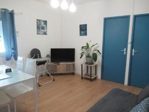 Μια τηλεόραση ή/και κέντρο ψυχαγωγίας στο Gîte la Chaumette appartement Turquoise