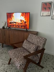 レ・ヴァンにあるPetit mas familial ardéchoisのリビングルーム(椅子、暖炉付) +79枚の写真