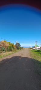 een lege weg met de oceaan op de achtergrond bij LAPOSTa555 in Piriápolis