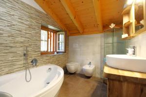 Ένα μπάνιο στο MASO MOLINI