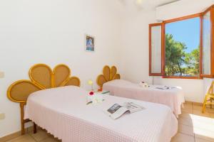 una stanza con due letti e una finestra di Daniela Apartments a Massa