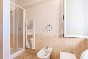 un bagno con wc, doccia e lavandino di Daniela Apartments a Massa