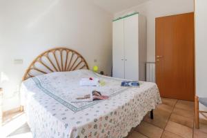 una camera da letto con un letto con le scarpe sopra di Daniela Apartments a Massa