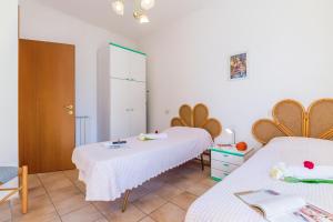 una camera con due letti e uno specchio di Daniela Apartments a Massa Altre 33 foto