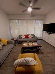 ラパスにあるCasa Divinaのソファとテーブルのあるリビングルーム