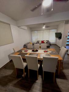 ラパスにあるCasa Divinaのテーブルと椅子とソファのある部屋 +18枚の写真