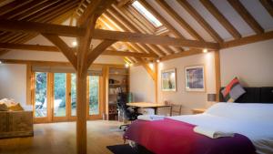 Ένα ή περισσότερα κρεβάτια σε δωμάτιο στο Stunning Studio Barn