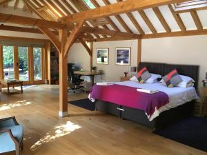 Ένα ή περισσότερα κρεβάτια σε δωμάτιο στο Stunning Studio Barn +17 φωτογραφίες