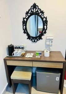 Elite Hotel KL Sentral في كوالالمبور: مكتب مع مرآة على الحائط