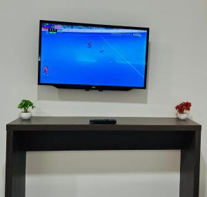 Elite Hotel KL Sentral في كوالالمبور: تلفزيون بشاشة مسطحة على جدار يحتوي على محطتين. +12 صورة