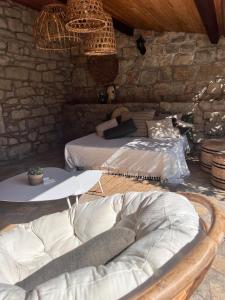 レ・ヴァンにあるPetit mas familial ardéchoisのベッドルーム1室(ベッド1台、テーブル、ベッド1台付)