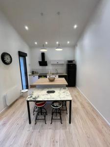 una cucina con tavolo e due sedie in una stanza di L'échapée du Col Bayard a Gap