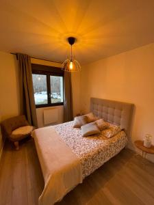 una camera da letto con un letto grande con soffitto di L'échapée du Col Bayard a Gap