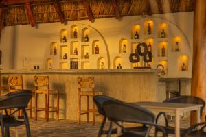 Un bar en un restaurante con sillas y mesas. en The rooftop Beach & club, en La Libertad