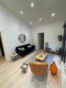 un soggiorno con un divano e un tavolo di L'échapée du Col Bayard a Gap Altre 11 foto