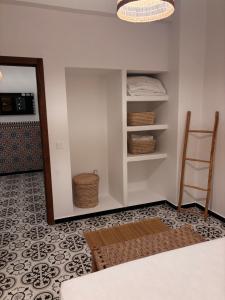 sala de estar con silla y estante en Casa Norte, en Tetuán