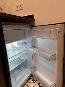 Un refrigerador vacío con la puerta abierta en una cocina. en Casa Norte, en Tetuán 5 fotos más