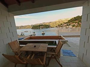 un patio con tavolo, sedie e vista sull'acqua di Mare a Korčula
