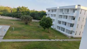 un edificio de apartamentos con un patio delante en Arishi cozy haven, en Malindi