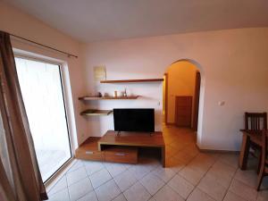 un soggiorno con TV, tavolo e finestra di Mare a Korčula