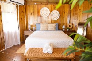 Un dormitorio con una cama en una pared de madera. en The rooftop Beach & club, en La Libertad 32 fotos más