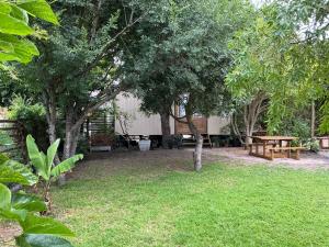 Сад в Swallows Cottages