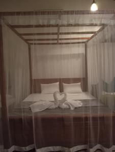 twee zwanen op een bed bij Villa SeaLoom in Galle
