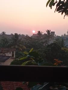 een zonsondergang vanaf het balkon van een resort bij Villa SeaLoom in Galle