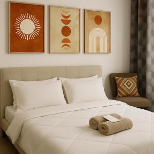 Ένα ή περισσότερα κρεβάτια σε δωμάτιο στο New Studio Boho Studio with PS4 & Balcony +5 φωτογραφίες