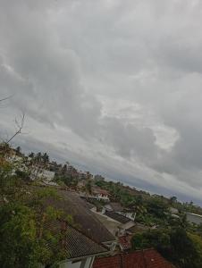 uitzicht op een stad met huizen en bomen bij Villa SeaLoom in Galle