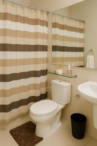 New Studio Boho Studio with PS4 & Balcony في سان فيرناندو: حمام مع مرحاض ومغسلة