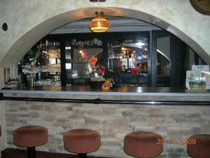 Lounge alebo bar v ubytovaní Penzion a Restaurace Na Jízdárně