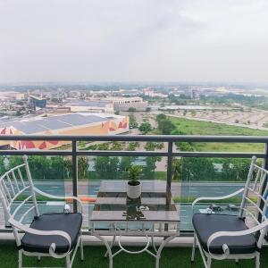 New Studio Boho Studio with PS4 & Balcony في سان فيرناندو: طاولة وكراسي على شرفة ذات إطلالة