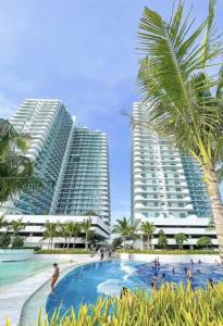 New Studio Boho Studio with PS4 & Balcony في سان فيرناندو: مسبح المنتجع ذو مبنيين طويلين