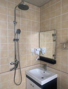 Ένα μπάνιο στο Chateau Apartments Hotel