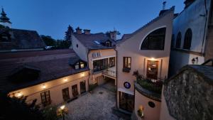 una vista aérea de un edificio por la noche en Red Lion Pub & Apartments Szentendre, en Szentendre