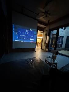 Una televisión o centro de entretenimiento en 이든이네