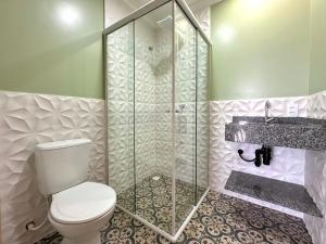 Apê Alegria - Capri Morada & Mar - Frente mar في ساو فرانسيسكو دو سول: حمام مع دش ومرحاض ومغسلة +13 صورة