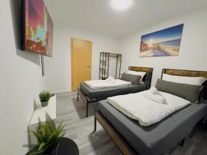 Φωτογραφία από το άλμπουμ του STN Kocherwald Suite - Ferienwohnung mit 4 Schlafzimmer, 8 Big Beds, Parkplatz & Balkon, Highspeed WLAN, Netflix Premium, Zentral zu Audi & Schwarz Gruppe σε Bad Friedrichshall