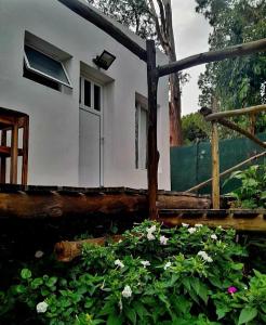 een tuin met bloemen voor een huis bij Viento Sur in Estancia El Polomo